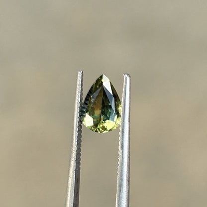 Pear Shape Bicolor Sapphire: 0.97 CT